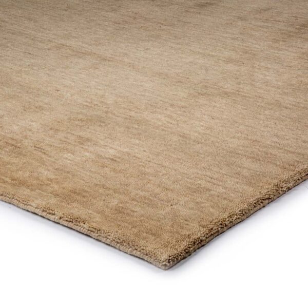 Een close-up van het San Stefano Light Beige 07 vloerkleed (200x300), met zijn rechthoekige vorm, subtiele textuuroppervlak en lichtbeige kleur tegen een witte achtergrond.