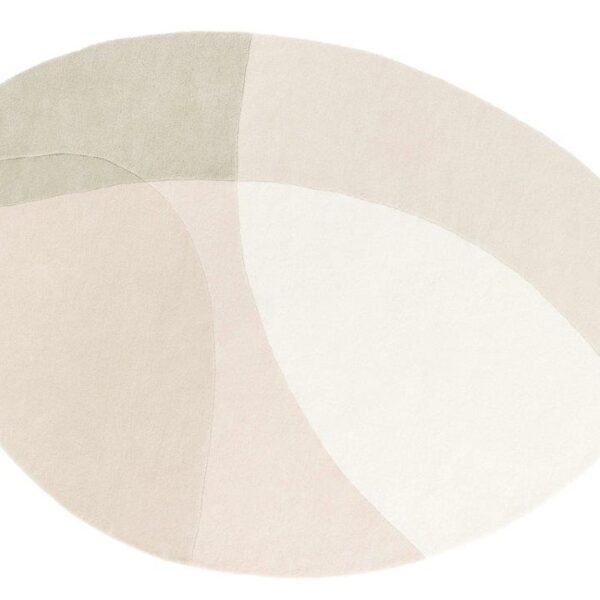 De Shades 100 White 200x290 Pebble is een onregelmatig gevormd vloerkleed met zachte, overlappende delen in gedempt beige, ivoor en saliegroen voor een abstracte, moderne look.