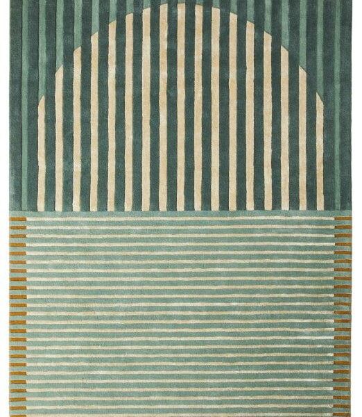Het Fano Green 250x350 vloerkleed heeft een geometrisch ontwerp: de bovenste helft heeft verticale crèmekleurige en groene strepen die een halve cirkel vormen, terwijl de onderste helft horizontale groene en crèmekleurige strepen heeft, omzoomd door dunne bruine lijnen.