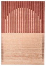 Het Fano Lychee 140x200 vloerkleed heeft een geometrisch ontwerp met verticale roodbruine lijnen die een bovenste halve cirkel vormen en horizontale beige lijnen die de onderste helft vullen.