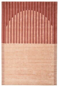 Het Fano Lychee 140x200 vloerkleed heeft een geometrisch ontwerp met verticale roodbruine lijnen die een bovenste halve cirkel vormen en horizontale beige lijnen die de onderste helft vullen.