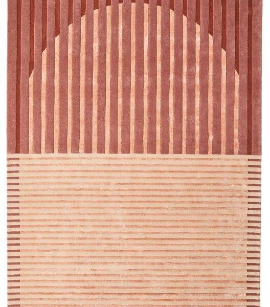Het Fano Lychee 140x200 vloerkleed heeft een geometrisch ontwerp met verticale roodbruine lijnen die een bovenste halve cirkel vormen en horizontale beige lijnen die de onderste helft vullen.