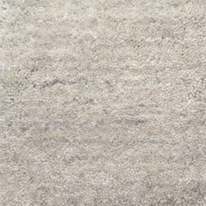 Close-up van het New Berbero Light Grey 815 tapijt (170x230), met een dichte, geluste pool. Het lichtgrijze oppervlak is zacht met een gestructureerd gevoel en vertoont subtiele kleur- en schaduwvariaties.