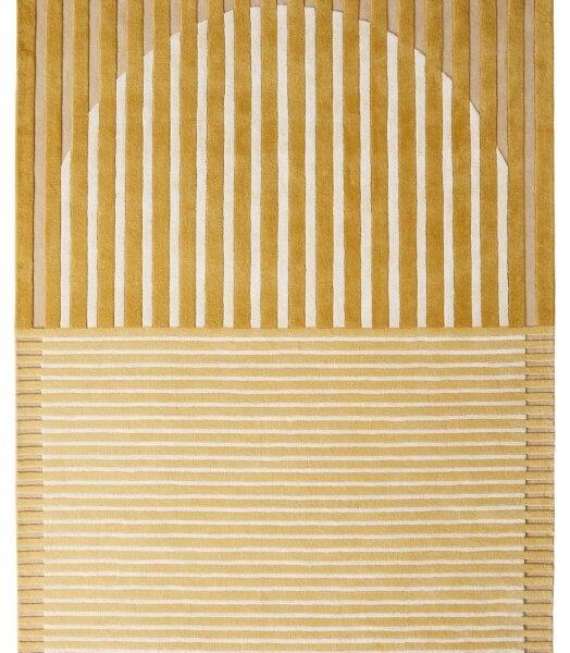 Het Fano Wild Wonder 250x350 vloerkleed heeft een rechthoekig ontwerp met twee secties: de bovenkant heeft verticale gouden en witte strepen met een boog, terwijl de onderkant horizontale gouden en witte strepen heeft.