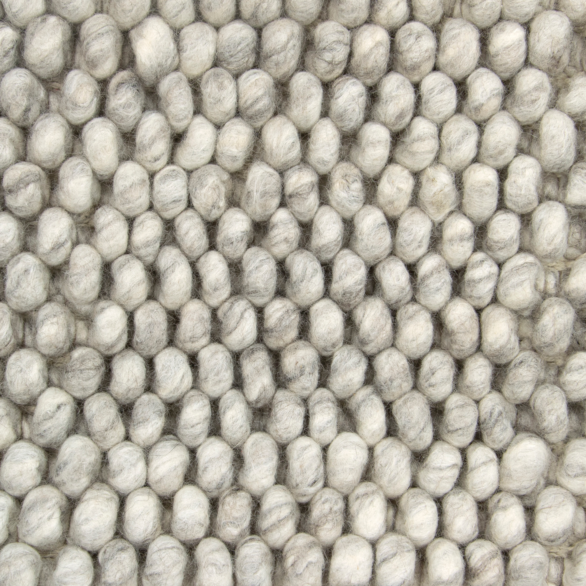 Een close-up van het New Loop 814 Light Grey 200x300 tapijt toont het zachte, hobbelige patroon van dicht op elkaar geplaatste ronde bolletjes in grijs en wit, waardoor een gestructureerd, wolachtig oppervlak ontstaat.