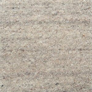 Close-up van New Berbero Beige 101 170x230 tapijt, met kleine, dicht geweven vezels en subtiele kleurvariaties voor een zacht, pluche beige getextureerd oppervlak.