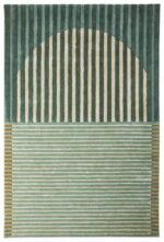 De Fano Green 300x400 is een modern geometrisch rechthoekig vloerkleed met een verticale gestreepte boog op de bovenste helft en horizontale strepen eronder in groene, crème en mosterdgele tinten.