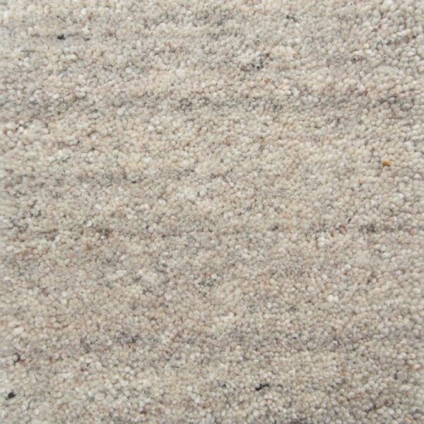 Close-up van het New Berbero Beige 101 200x300 tapijt, met een zachte, geluste pool en strak geweven beige vezels voor een uniforme look met subtiele kleurvariaties.