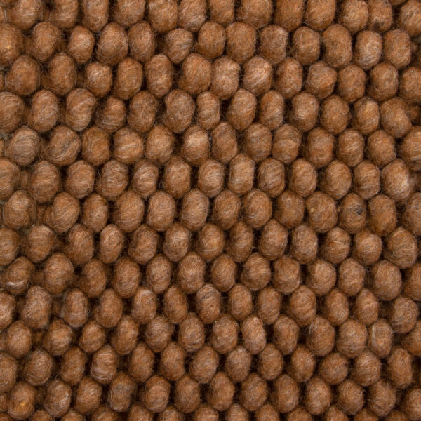 Close-up van het New Loop 631 Cognac 200x300 tapijt, met dicht opeengepakte, ronde wollen lussen in bruin. De zachte, licht pluizige textuur zorgt voor een gezellig en uniform oppervlak.