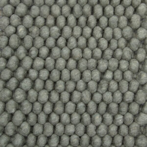 Close-up van het New Loop 456 Hunter 170x230 tapijt, met een grijs gestructureerd oppervlak met dicht opeengepakte ronde vilten bolletjes in een raster, voor een zachte en gedempte look.