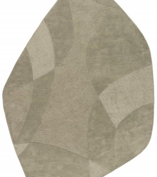 Het Fusion 730 Hunter 200x290 Stone vloerkleed heeft een abstracte, onregelmatige vorm met subtiele geometrische patronen in beige en taupe tinten voor een moderne, eigentijdse look.
