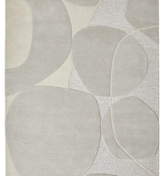Het Bolsena Grey 140x200 vloerkleed heeft overlappende, onregelmatige vormen in lichtgrijs en beige voor een zacht, modern en minimalistisch abstract patroon.