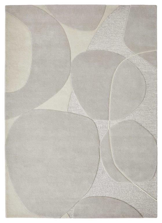 Het Bolsena Lago Grey 280x253 vloerkleed heeft overlappende organische vormen in lichte neutrale tinten zoals beige en grijs, met zachte, ronde vormen en gevarieerde texturen voor een moderne, minimalistische stijl.