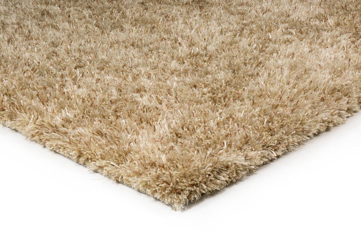 Close-up van de hoek van het New Paulo Light Beige mix 126 200x300 tapijt, met lange, dikke beige vezels tegen een witte achtergrond.
