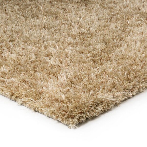 Close-up van de hoek van het New Paulo Light Beige mix 126 200x300 tapijt, met lange, dikke beige vezels tegen een witte achtergrond.