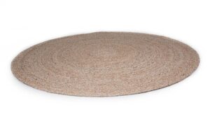 Het Bellano ST 142 Beige 200Ø is een rond gevlochten tapijt in beige op een witte achtergrond. Het heeft een subtiel spiraalgeweven patroon en een natuurlijke vezeltextuur.