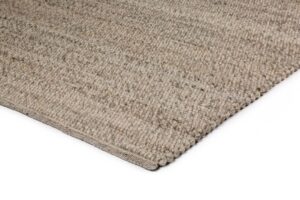 Close-up van het Verona ST Natural Grey 834 200x300 tapijt, met een beige geweven oppervlak met textuur en een subtiel natuurlijk patroon, tegen een witte achtergrond met één hoek zichtbaar.