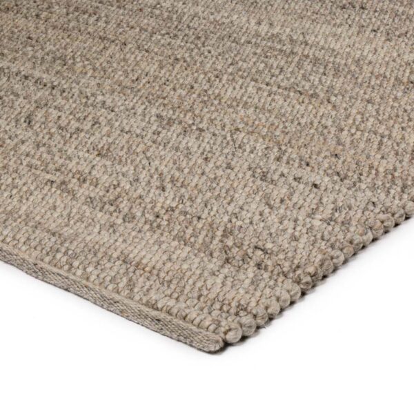 Close-up van het Verona ST Natural Grey 834 200x300 tapijt, met een beige geweven oppervlak met textuur en een subtiel natuurlijk patroon, tegen een witte achtergrond met één hoek zichtbaar.