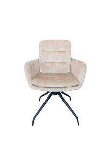 De Stoel Frank met Armleuning Toffee is een moderne beige gestoffeerde fauteuil met een kussens zitting, schuine armleuningen en zwarte metalen poten, afgebeeld tegen een witte achtergrond.