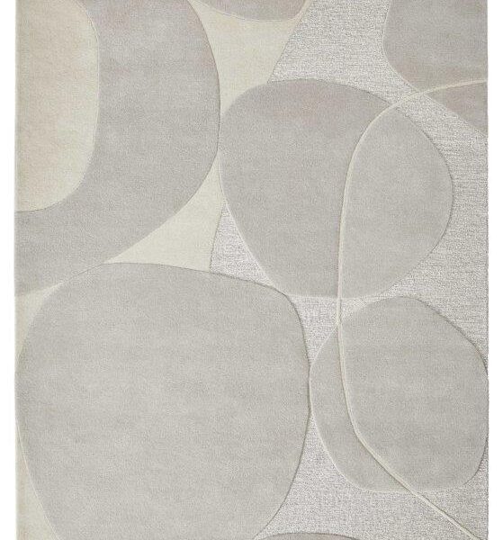 Het Bolsena Lago Grey 340x307 is een modern vloerkleed met een abstract patroon van overlappende organische vormen in beige en lichtgrijs, met zachte gebogen lijnen en een zachte, getextureerde look.