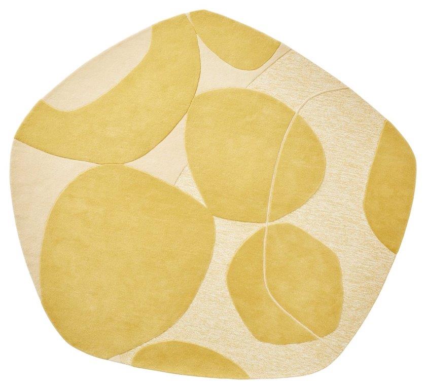 Het Bolsena Lago Wild Wonder 340x307 is een abstract geel en crèmekleurig vloerkleed met een onregelmatige, ronde vorm met overlappende organische gele vormen op een crèmekleurige achtergrond.