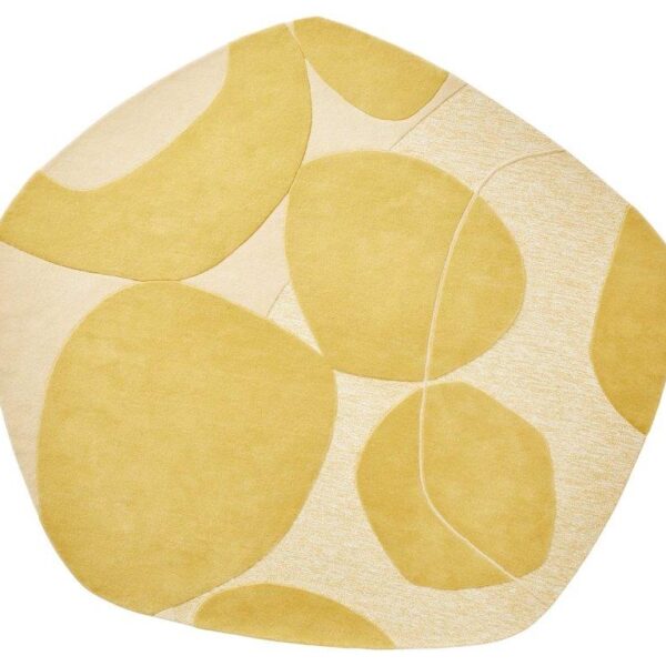Het Bolsena Lago Wild Wonder 360x325 is een abstract tapijt met een onregelmatige ronde vorm, met grote overlappende gele en beige organische vormen voor een moderne artistieke uitstraling.