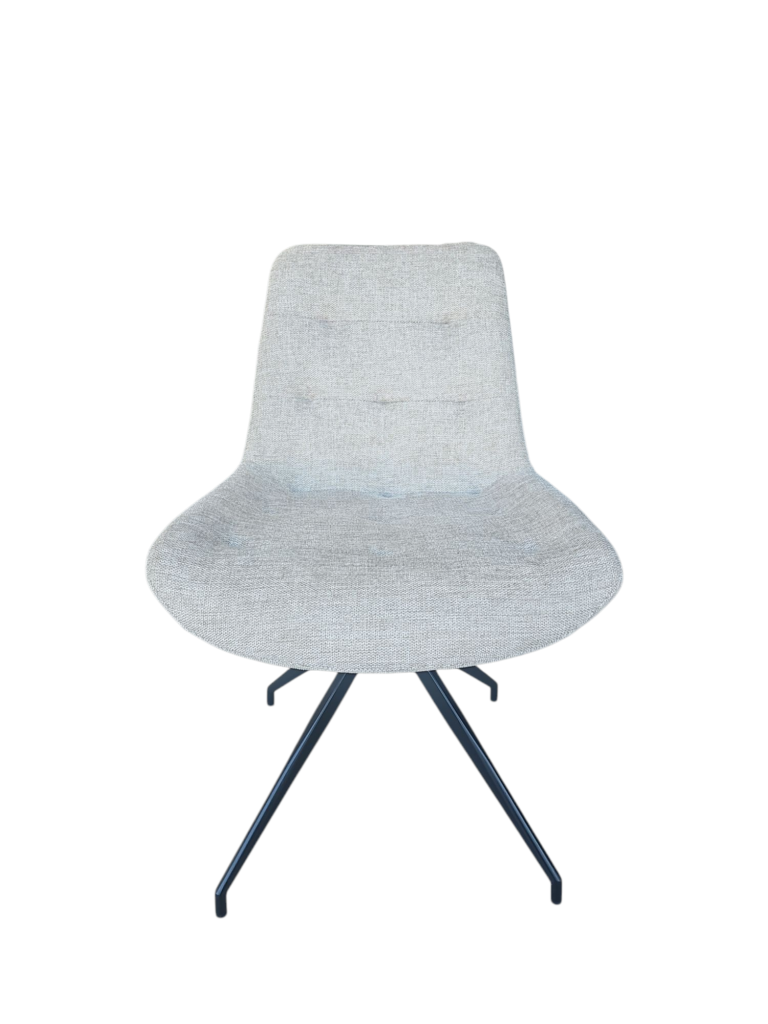 De Eetkamerstoel Ella Brego Creme heeft een lichtgrijs gestoffeerde zitting, een gebogen rugleuning en slanke zwarte metalen poten in een hoekig, gekruist ontwerp tegen een witte achtergrond.