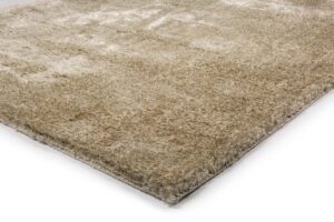 Een close-up van het rechthoekige tapijt Viterbo ST Silver 119 200x300, met een zachte, ruige beige textuur, geplaatst op een wit oppervlak.