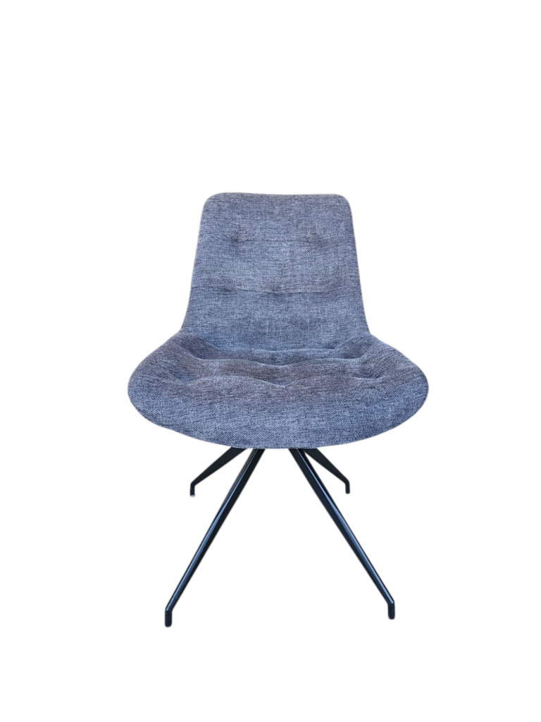 De Stoel Ella Brego Blue Grey is een moderne loungestoel met brede, ronde gestoffeerde zitting in blauwgrijs en zwarte metalen poten, afgebeeld tegen een witte achtergrond.