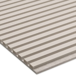 Een close-up van de Rosenwood Akupanel Beige op Beige 270 x 60 cm Lattenwand Akoestische Wandpanelen, met de gelijkmatig verdeelde verticale groeven en lattenstructuur, afgebeeld tegen een witte achtergrond.