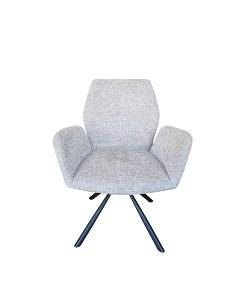 De Stoel Chris Creme / Brego is een moderne lichtgrijs gestoffeerde fauteuil met een schuine rugleuning en armleuningen, ondersteund door vier zwarte metalen poten in een kruisende X-vorm, weergegeven op een witte achtergrond.