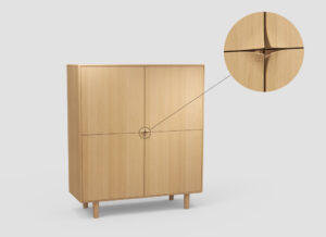 De SENTO BARKAST E02M is een licht houten kast met vier deuren, met een kenmerkende kruisvormige groef waar de deuren elkaar raken. De kast staat op korte poten tegen een effen achtergrond.
