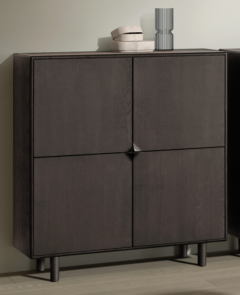 De SENTO BARKAST EL55, een moderne donkerhouten kast met vier deuren en hoge poten, staat tegen een lichte muur. Bovenop staan twee gestapelde beige dozen en een hoge decoratieve gestreepte vaas.