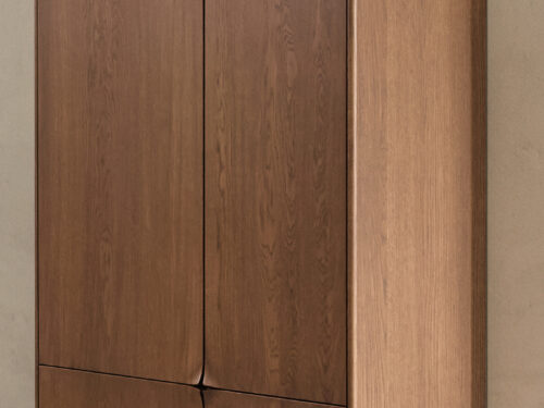 De SENTO BERG 4 EL21, een moderne houten kast met vier deuren en ronde poten, staat tegen een beige muur onder abstracte kunst. De gladde afwerking sluit naadloos aan bij het minimalistische, neutraal getinte interieur.