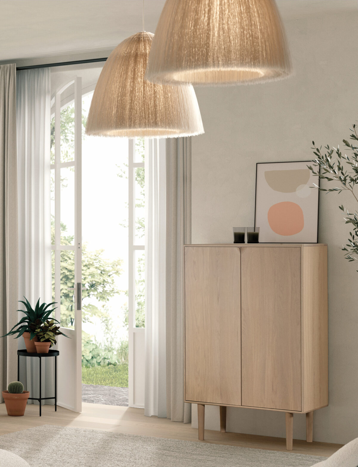 Een moderne, minimale woonkamer met de SENTO BERGKAST 2 WWM lichte houten kast, twee hanglampen, abstracte kunst, twee glazen op de kast, een plant in pot op een zwarte standaard en grote open ramen met transparante witte gordijnen.