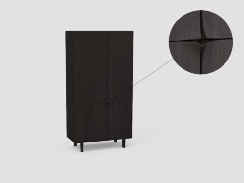De SENTO BERG 4 EL55 is een hoge, donkerhouten kast met vier poten en twee deuren. Een ingezoomde cirkel accentueert de kruisende deurranden en onthult een subtiele kruisvormige opening in het midden.