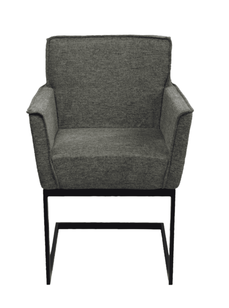 De Stoel Henry Brego 16 Blue Grey is een moderne stoffen fauteuil met gecapitonneerde zitting en rugleuning, rechte armleuningen en een zwart metalen sledevoet, afgebeeld tegen een witte achtergrond.