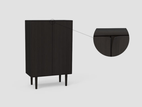De SENTO BERGKAST 2 EL55 is een donkere houten kast met twee deuren en hoge poten op een lichte achtergrond. Een ronde inzet benadrukt het subtiele schuine randdetail tussen de deuren.