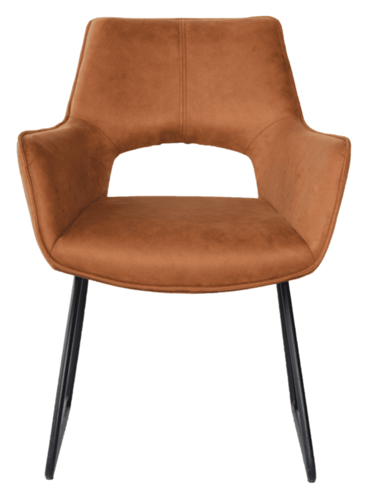 De Stoel Mike New York Cognac is een modern bruin gestoffeerde stoel met een gebogen rugleuning, een open onderrug en slanke zwarte metalen poten, getoond vanaf de voorkant.