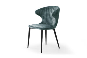 De Stoel Nick adore Azur / Aquamarine is een stijlvolle stoel van groen fluweel met een gebogen rugleuning, verticale stiksels en vier slanke zwarte metalen poten, afgebeeld op een witte achtergrond.