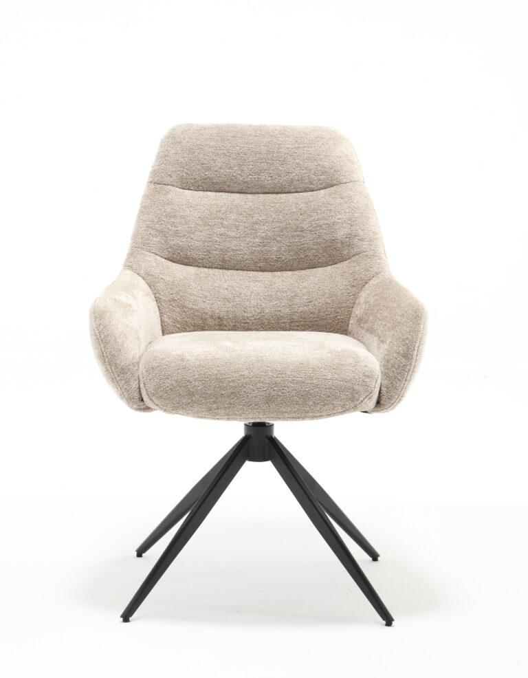 De Stoel July Picasso Cornstalk 9306 is een moderne beige gestoffeerde fauteuil met een pluche zitting en rugleuning, met zwarte driepootvormige metalen poten tegen een effen witte achtergrond.