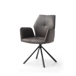 De Stoel Chris Manila Dark Grey is een modern gestoffeerde stoel met armleuningen, een licht gebogen rugleuning en zwart metalen driepoot poten, tegen een effen witte achtergrond.