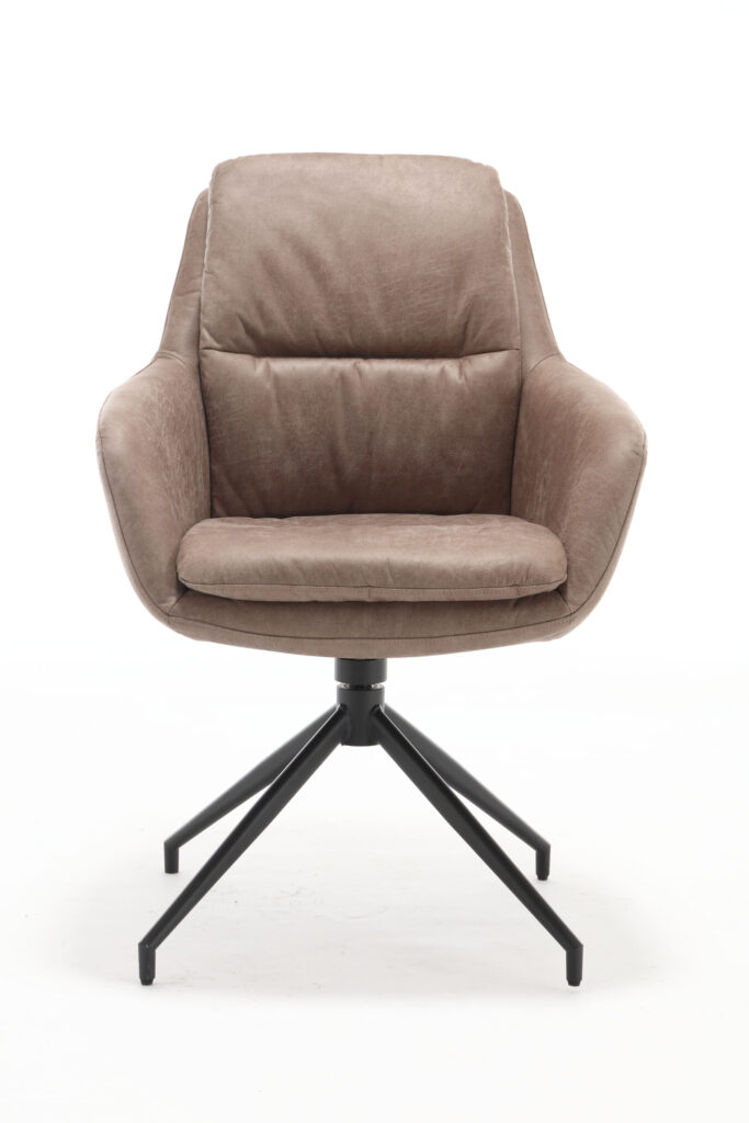 De Stoel Dave Dallas Leather Elephant is een moderne fauteuil met gecapitonneerde leren bekleding in lichtbruin en een zwart metalen draaivoet, tegen een effen witte achtergrond.