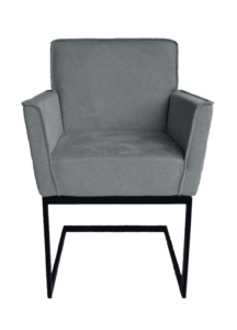 De Stoel Henry Brego 10 Ash Grey is een moderne fauteuil met een gecapitonneerde zitting en rugleuning, schuine armleuningen en een zwart metalen sledevoet, tegen een witte achtergrond.