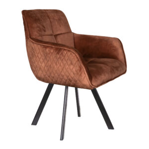 De Stoel Peter Macau Bronze is een modern bruin gestoffeerde stoel met armleuningen, gewatteerde ruitvormige zijkanten en vier schuine zwart metalen poten.