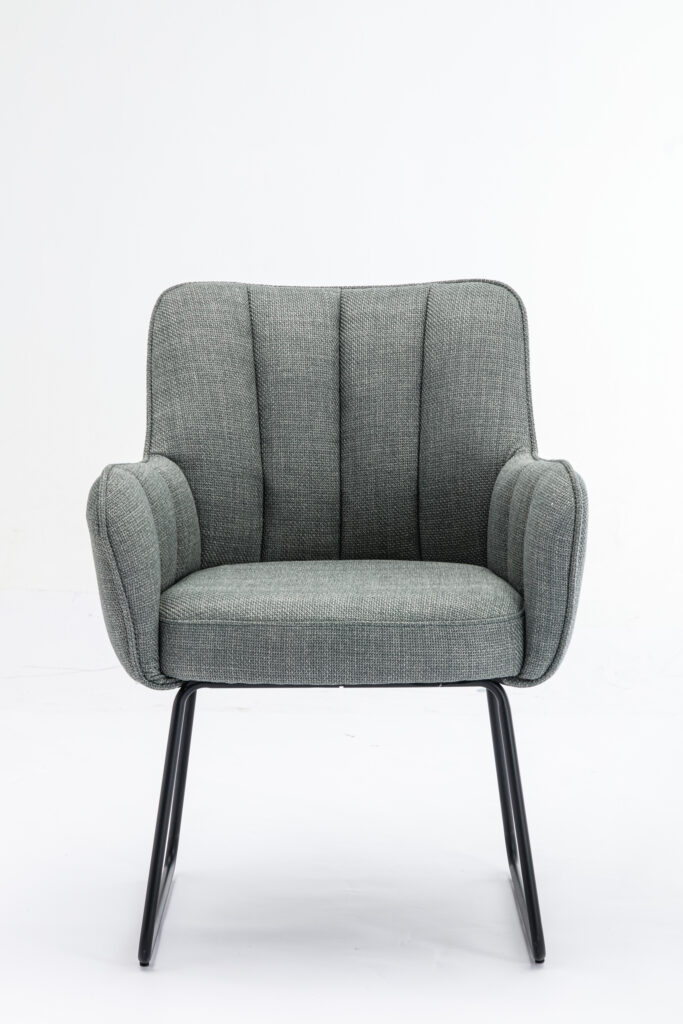 De Stoel Kevin Bjorn Fabric Mint is een moderne mintkleurig gestoffeerde fauteuil met zwarte metalen poten, een licht gebogen rug en gevoerde armen voor comfort, tegen een effen witte achtergrond.