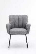 De Stoel Kevin Bjorn Fabric Light Grey is een modern gestoffeerde fauteuil met zwarte metalen poten, gebogen rugleuning en armleuningen, tegen een effen witte achtergrond.
