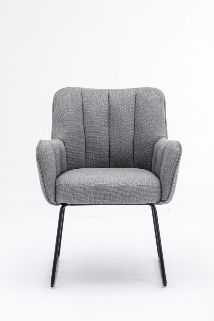 De Stoel Kevin Bjorn Fabric Light Grey is een modern gestoffeerde fauteuil met zwarte metalen poten, gebogen rugleuning en armleuningen, tegen een effen witte achtergrond.