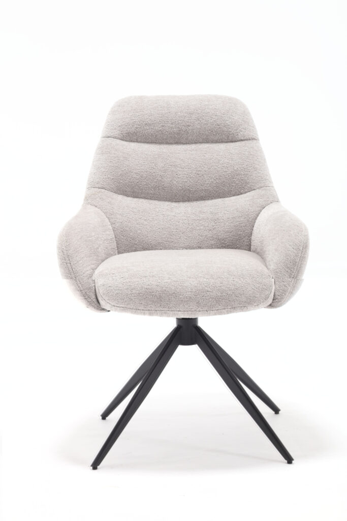De Stoel July Picasso Silver Lining 9307 is een moderne lichtgrijs gestoffeerde fauteuil met een gebogen rugleuning en zitting, op zwarte metalen poten in een vierpuntig sterdesign, afgebeeld tegen een witte achtergrond.