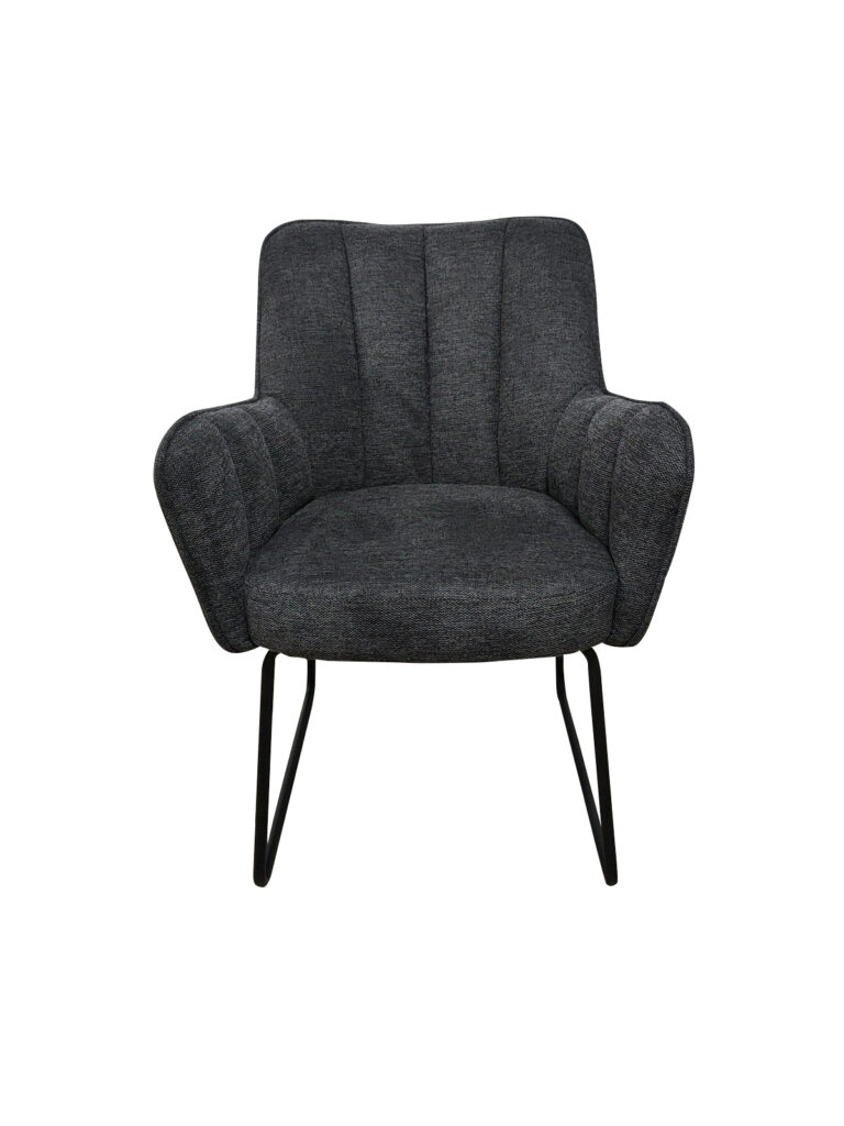 De Stoel Kevin Bjorn Fabric Dark Grey is een moderne fauteuil met brede armleuningen en zwarte metalen poten, bekleed met donkergrijze stof, van voren gezien tegen een effen witte achtergrond.